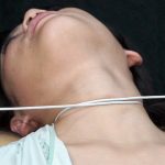 細いロープと素手で華奢な女性の首を絞める